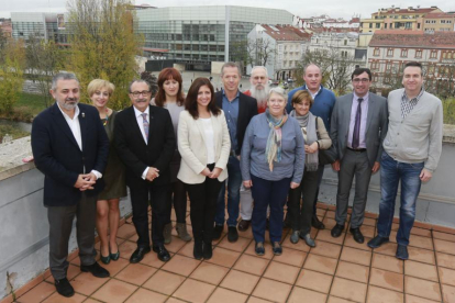 Esther Peña y Ander Gil (en el centro), posan con el resto de candidatos por el PSOE de Burgos.-