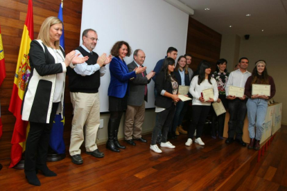 Los consejeros de Economía y Hacienda y Educación, Pilar del Olmo y Fernando Rey, durante la entrega de los XIV Premios de Estadística en Ponferrada-Ical