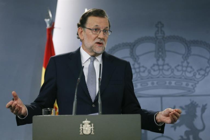 El presidente del Gobierno en funciones, Mariano Rajoy, durante la rueda de prensa que ha ofrecido esta tarde en el Palacio de la Moncloa de Madrid, tras la reunión que ha mantenido con el Rey.-EFE. JuanJo Martin