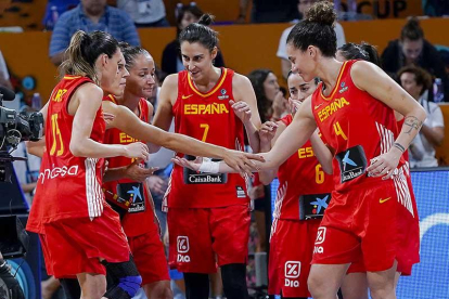 Las jugadoras de la selección española se conjuran durante un partido reciente.-FEB
