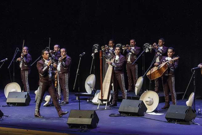 La escenografía del concierto fue tan sencilla como el grupo de mariachis, sus instrumentos y su vestimenta tradicional, coronada por su carismático sombrero.-SANTI OTERO