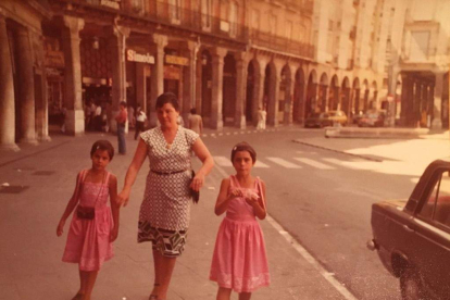 Marga Arroyo con su madre Margarita y su hermana Rosa por una Plaza Mayor con vehículos y muchas ganas de llegar a la Quinta. Allí las manzanas de caramelo eran su perdición, 