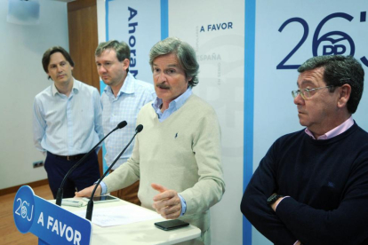 Arturo Pascual, Javier Lacalle, Jaime Mateu y César Rico, ayer, en la sede del Partido Popular de Burgos.-ISRAEL L. MURILLO