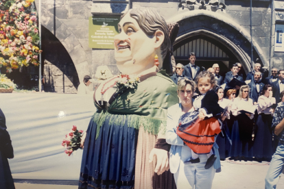 Para Andrea Ballesteros las fiestas de San Pedro son, también, folclore y bailes regionales. En la imagen junto a su madre en la Ofrenda Floral y junto a la gigantilla. Reconoce que para ella 