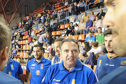 Andreu Casadevall da instrucciones a sus jugadores en El Plantío-Israel L. Murillo