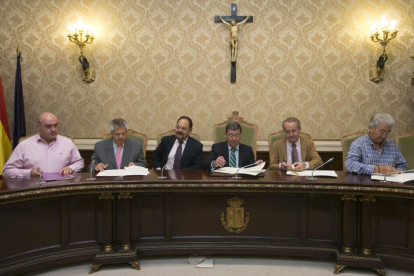 Un momento de la firma celebrada en la mañana de ayer en la Diputación Provincial.-R. O.