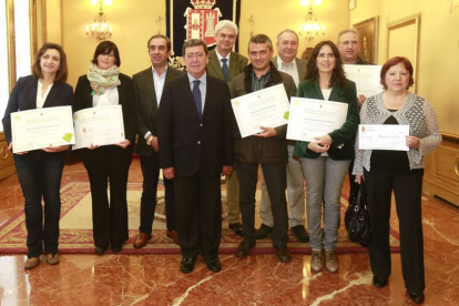 El presidente de la Diputación, César Rico, con representantes de los municipios premiados.-RAÚL G. OCHOA