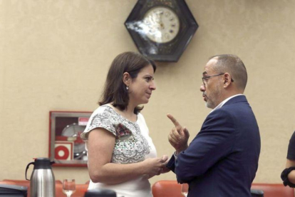 Adriana Lastra y Carles Campuzano, en una reunión de la Diputación Permanente el pasado mes de julio.-DAVID CASTRO