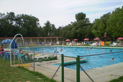 La piscina arandina de Costaján cierra ante la impotencia de las familias que durante muchos años han estado abonadas.