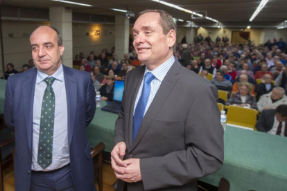 Juan Pedro Medina junto al director general de Caja Rural, Ramón Sobremonte, antes de la charla.-ISRAEL L. MURILLO