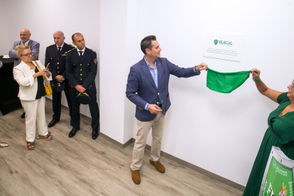 El alcalde de Burgos y la presidenta de Elacyl, Rosa María Gómez, descubren la placa conmemorativa de la inauguración de su nueva sede. TOMÁS ALONSO