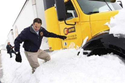 El gobernador de Nueva York, Andrew Cuomo, inspecciona un camión atrapado por la nieve.-Foto: REUTERS