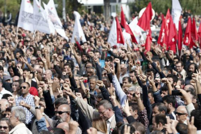 Cientos de personas se han apostado a las puertas de los hospitales durante la noche del sábado a domingo, a la espera de noticias sobre los heridos.-EFE
