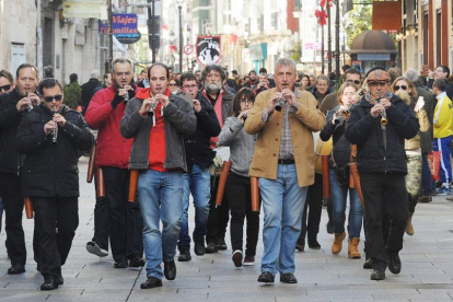Un grupo de dulzaineros anima las calles de la capital burgalesa.-ISRAEL L. MURILLO