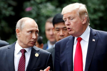 Trump y Putin en la cumbre de la APEC en Vietnam, el pasado mes de noviembre.-REUTERS / JORGE SILVA