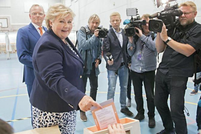 La primera ministra noruega,  Erna Solberg,  ejerce su derecho al voto en un colegio electoral.-MARIT HOMMEDAL/EFE