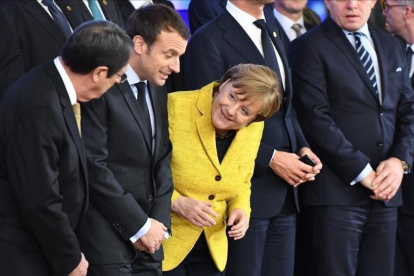 El presidente de Chipre, Nicos Anastasiades (izquierda), el francés, Emmanuel Macron, y la cancillera alemana, Angela Merkel, en la cumbre europea de Bruselas.-AP