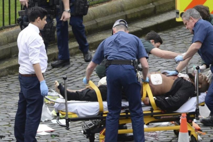 El presunto autor del ataque en Londres mientras es trasladado a una ambulancia.-STEFAN ROUSSEAU