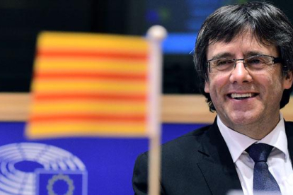 Carles Puigdemont pide ayuda en la UE para lograr el referéndum.-