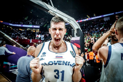 Cancar celebra el título conseguido por Eslovenia en el último Eurobasket.-FIBA EUROPE