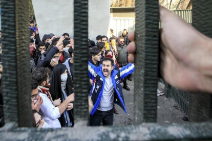 Estudiantes de la Universidad de Teherán participan en una protesta antigubernamental, el pasado 30 de diciembre.-/ AP