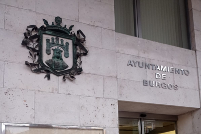 Carteles reivindicativos de las trabajadoras sociales a las puertas del Ayuntamiento de Burgos. ECB