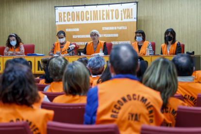 Las trabajadoras sociales del Ayuntamiento de Burgos durante una de las convocatorias del pasado abril. SANTI OTERO