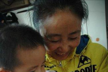 Un niño da el biberón a otro en Wu, China.-EFE EPA / HAO QY CHINA OUT