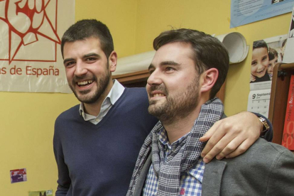 El procurador en las Cortes, David Jurado (izquierda), compartió la alegría del candidato del PSOE, Daniel de la Rosa.-SANTI OTERO