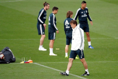 Julen Lopetgui, entrenador del Real Madrid, pensativo durante el entrenamiento de este viernes. /-EFE