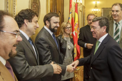 César Rico y Miguel Ángel Benavente (izquierda) con representantes de FAE Burgos y de la Diputación.-SANTI OTERO