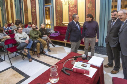 El escritor Pedro Ojeda y el historiador Ramón Villares abrieron la semana de encuentros literarios organizada por la  AsociaciónProvincial  de Libreros y la UBU.-ISRAEL L. MURILLO