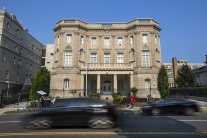 Vista del edificio que alberga la Sección de Intereses de Cuba, y que fue la primera embajada cubana en Estados Unidos en 1961, en Washington.-Foto: EFE/ ARCHIVO