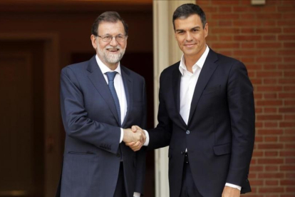 Mariano Rajoy y Pedro Sánchez, durante la reunión que mantuvieron el pasado 7 de septiembre en la Moncloa.-JOSE LUIS ROCA