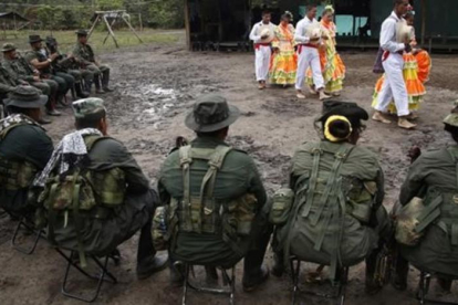 Miembros de las FARC realizan danzas folclóricas ante sus camaradas en en campamento de la jungla en Putumayo.-FERNANDO VERGARA / AP