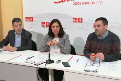 El PSOE lanzará una ofensiva contra el plan sanitario regional, tal y como avanzaron Angulo (izq), Peña (c) y Puente (dch)-ECB