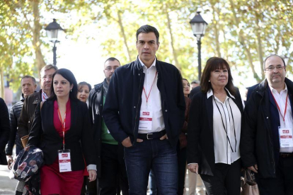 El secretario general del PSOE, Pedro Sánchez, y la presidenta, Cristina Narbona, junto a otros líderes socialistas como Adriana Lastra y Miquel Iceta, tras la celebración del Consejo de Política Federal.-EFE / CHEMA MOYA
