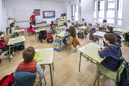 Un aula de Primaria en el colegio Río Arlanzón con los alumnos guardando las distancias de separación. ISRAEL L. MURILLO
