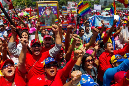 Cientos de personas participan en una manifestacion a favor del Gobierno del presidente de Venezuela Nicolas Maduro.-/ EFE / MIGUEL GUTIERREZ (EFE)