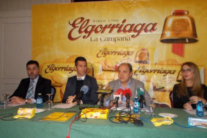 Luis Presa, a la izquierda, con Luis García, José Antonio García y Mercedes Morán, el miércoles en Ávila.-A. García