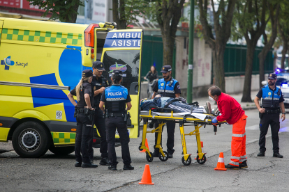 Un hombre es trasladado en ambulancia tras ser atropellado en la calle Juan Ramón Jiménez. T. A