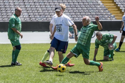 Archibald, con gorra, en uno de los partidillos en el Estadio Olímpico de Montjuïc.-EL PERIÓDICO