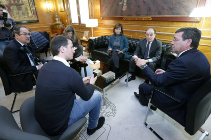 César Rico (derecha) y Tomás Villanueva (sentado en el sofá) durante su encuentro ayer para concretar las ayudas de la Junta e Iberaval.-RAÚL G. OCHOA
