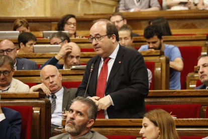 El líder del PSC, Miquel Iceta, en el Parlament.-GERARD ARTIGAS (ACN)