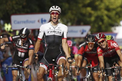 Danny van Poppel celebra el triunfo en Lleida.-EFE/JAVIER LIZÓN