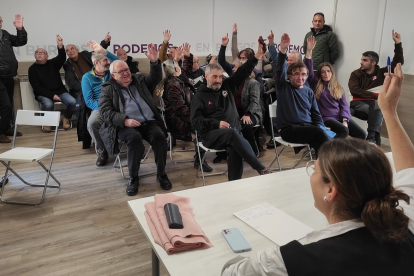Votación en la asamblea abierta celebrada por el Círculo Burgos de Podemos, donde se ha ratificado el acuerdo para la confluencia con Izquierda Unida