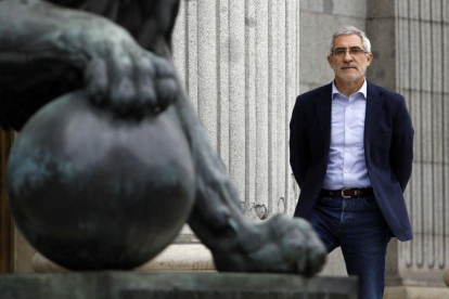 Gaspar Llamazares en la puerta de los Leones del Congreso.-EL PERIÓDICO