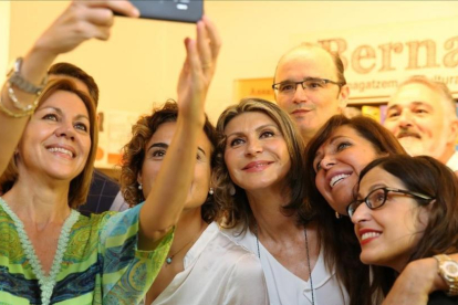María Dolores de Cospedal, acompañada de la ex ministra Dolors Montserrat, fotografiándose con afiliados y simpatizantes en la sede del PP en Barcelona.-RICARD CUGAT