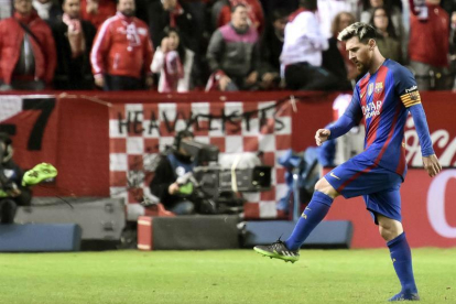 Messi patea con rabia su bota rota.-EFE