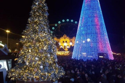 La feria de Navidad del Puerto de Barcelona, iluminada.-XAVIER GONZÁLEZ